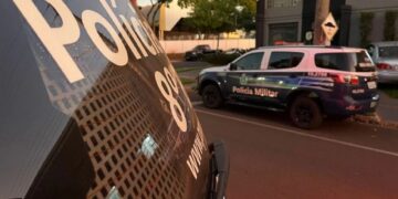 Homem pelado invade ginásio de esportes durante jogo futebol de crianças em Nova Andradina