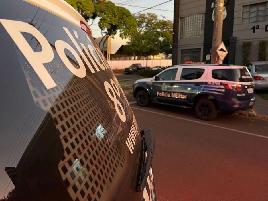 Homem pelado invade ginásio de esportes durante jogo futebol de crianças em Nova Andradina