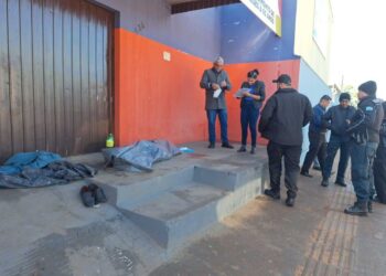 Morador de rua morre de frio no meio da via em Campo Grande