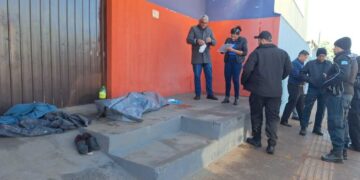 Morador de rua morre de frio no meio da via em Campo Grande