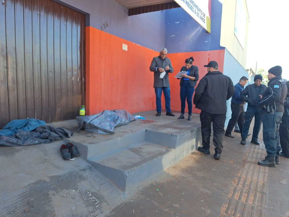 Morador de rua morre de frio no meio da via em Campo Grande