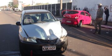 Envolvidos em batida grave pegaram carro emprestado para roubar na Júlio de Castilho