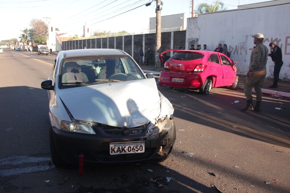 Envolvidos em batida grave pegaram carro emprestado para roubar na Júlio de Castilho