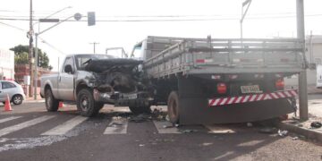Acidente entre caminhonete, caminhão e moto na Avenida das Bandeiras deixa 5 feridos