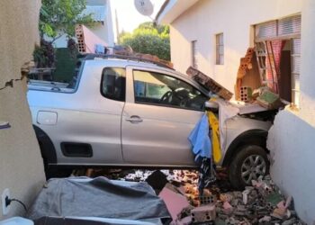 Família fica ferida após carro descontrolado invadir casa em Fátima do Sul