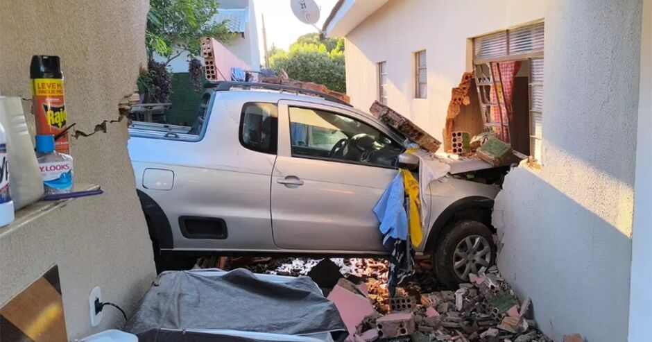 Família fica ferida após carro descontrolado invadir casa em Fátima do Sul