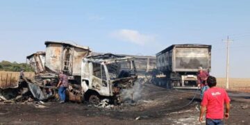 Motorista sobrevivente de acidente fatal em Dourados saltou da antes de carreta pegar fogo