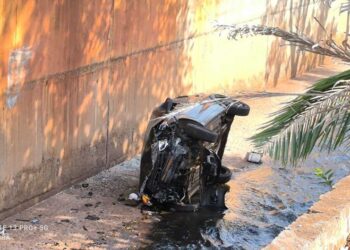 Motorista de 24 anos sofre acidente e cai com veículo em córrego na Ernesto Geisel