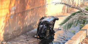 Motorista de 24 anos sofre acidente e cai com veículo em córrego na Ernesto Geisel