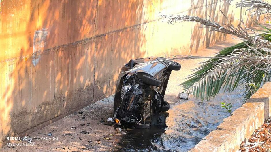 Motorista de 24 anos sofre acidente e cai com veículo em córrego na Ernesto Geisel
