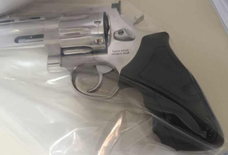 Homem detido por posse ilegal de arma em Dourados