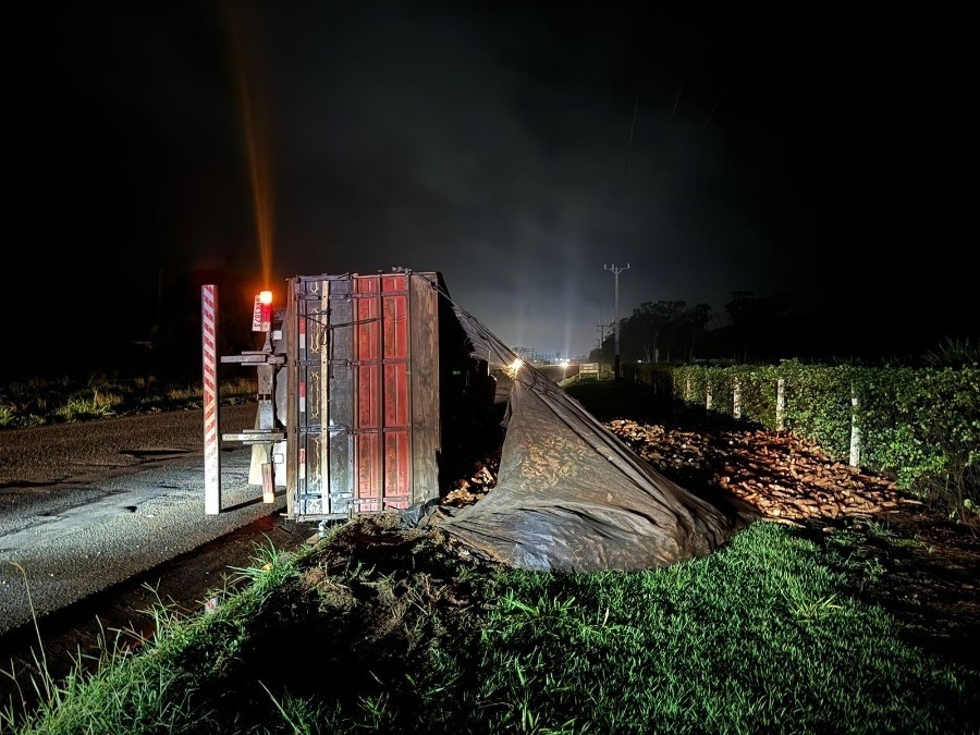 Caminhão de mandioca tomba na MS-134, motorista escapa sem ferimentos