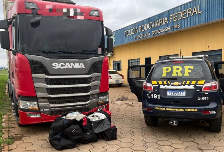 PRF apreende 77 kg de skunk e prende caminhoneiro sob efeito de drogas