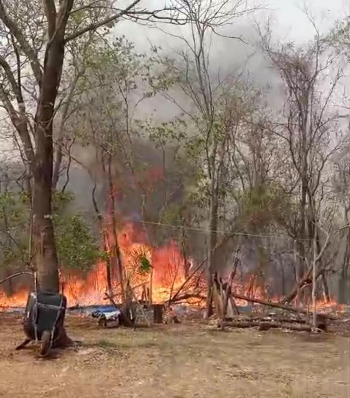 Vídeo: fogo assusta moradores de assentamento e causa desespero em MS 