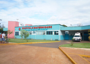 Sem capacete, bebê de 2 anos m*rre ao cair de garupa após namorado da mãe empinar moto em MS