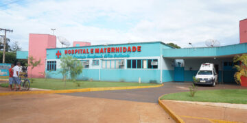 Sem capacete, bebê de 2 anos m*rre ao cair de garupa após namorado da mãe empinar moto em MS