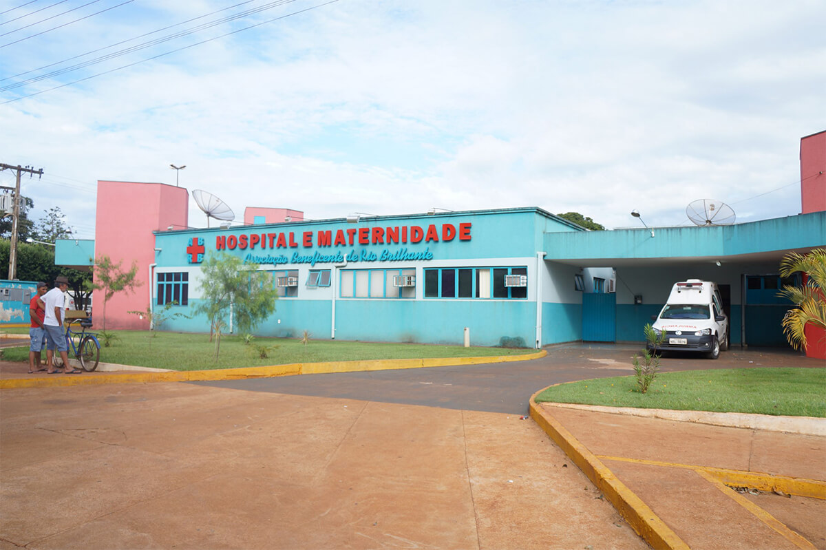 Sem capacete, bebê de 2 anos m*rre ao cair de garupa após namorado da mãe empinar moto em MS