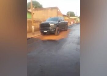 Vídeo: homem não tira  Dodge RAM de rua e atrapalha finalização de obras em Sidrolândia 