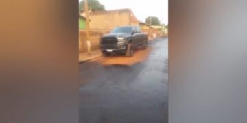 Vídeo: homem não tira  Dodge RAM de rua e atrapalha finalização de obras em Sidrolândia 
