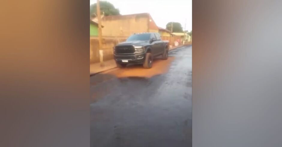 Vídeo: homem não tira  Dodge RAM de rua e atrapalha finalização de obras em Sidrolândia 