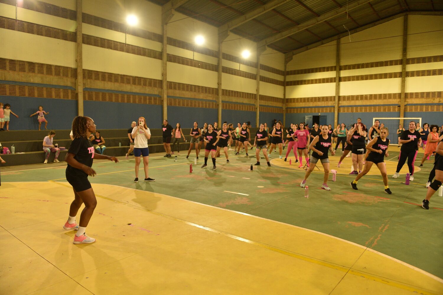 Adriane pontua projetos em bairros e garante que vai ampliar acesso a atividades de lazer e esporte