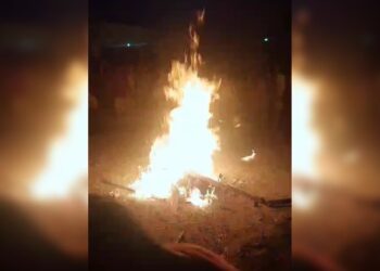 Cenas fortes: revoltada população invade DP, lincha e ateia fogo em homem que estuprou criança 