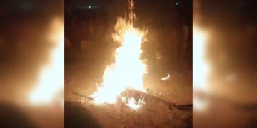 Cenas fortes: revoltada população invade DP, lincha e ateia fogo em homem que estuprou criança 