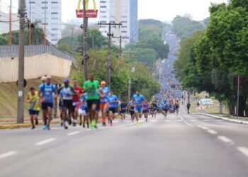Vídeo: motorista babaca fura bloqueio durante corrida de rua em Campo Grande 