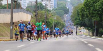 Vídeo: motorista babaca fura bloqueio durante corrida de rua em Campo Grande 