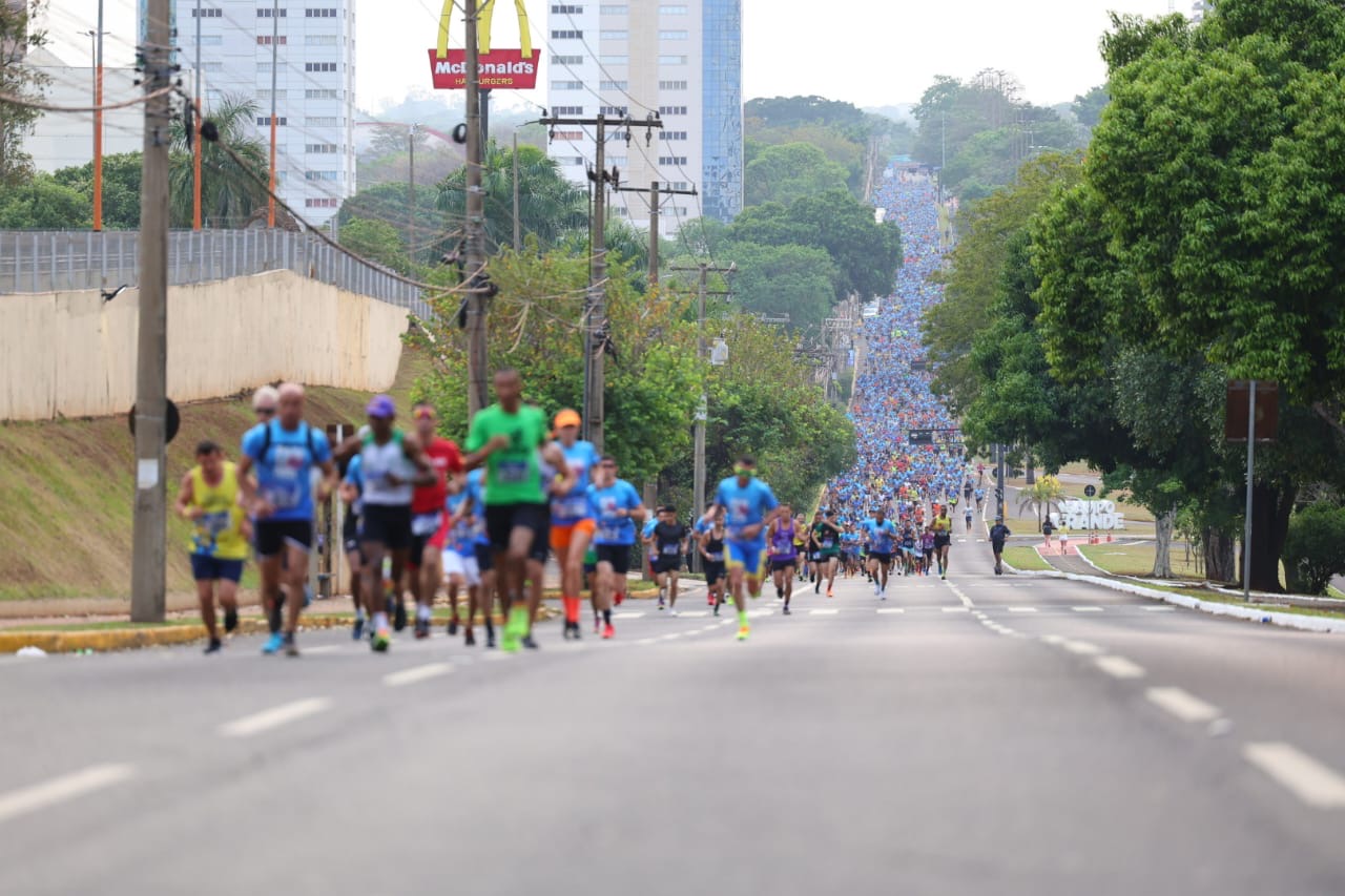 Vídeo: motorista babaca fura bloqueio durante corrida de rua em Campo Grande 