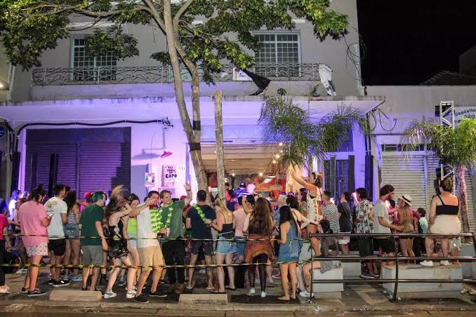 Com donos de bares se achando “donos da rua”, prefeitura suspende fechamento da 14 no Sextou 