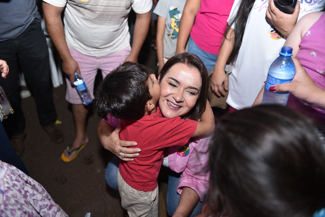 Adriane (PP) apresenta projetos e destaca avanços na educação em reunião no Nova Lima