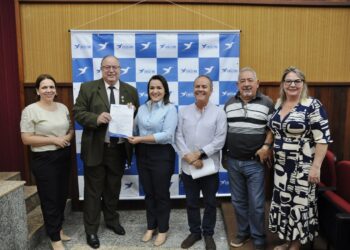 Prefeita Adriane Lopes (PP) recebe demandas e entrega carta de compromisso para o setor imobiliário