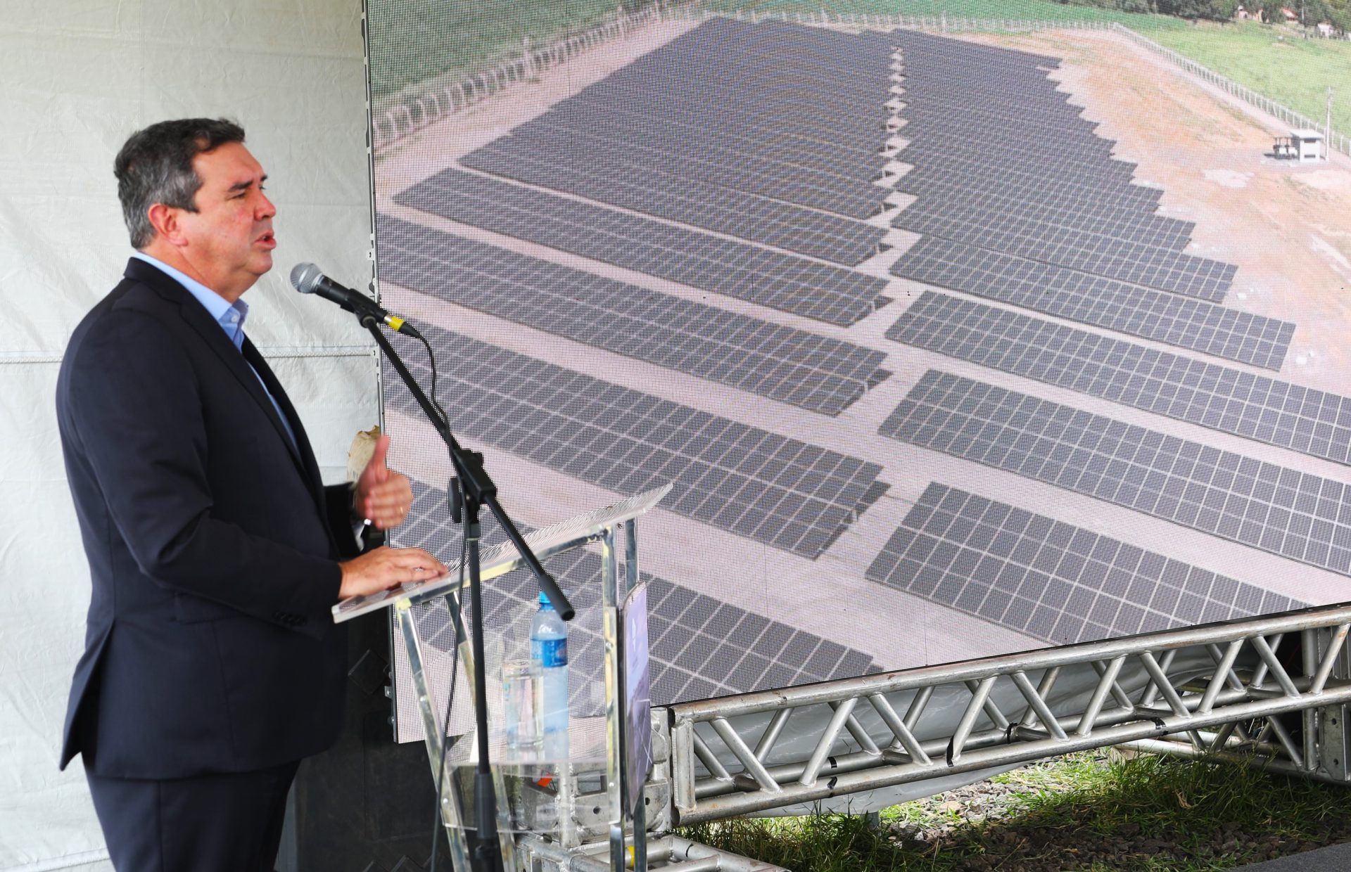 Governador inaugura usina fotovoltaica em Campo Grande e destaca avanços na energia limpa