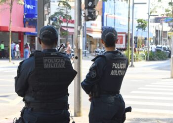Caixão com corpo cai de carro funerário e bloqueia trânsito em avenida de SP, expondo cadáver ao público