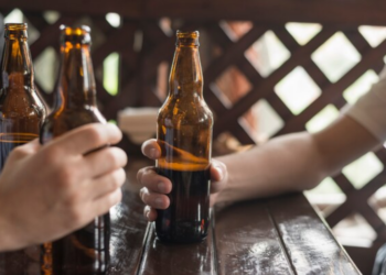 Festa descontrolada: Mulher de 34 anos é presa por dar bebidas alcoólicas a adolescentes em Chapadão do Sul
