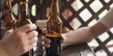 Festa descontrolada: Mulher de 34 anos é presa por dar bebidas alcoólicas a adolescentes em Chapadão do Sul