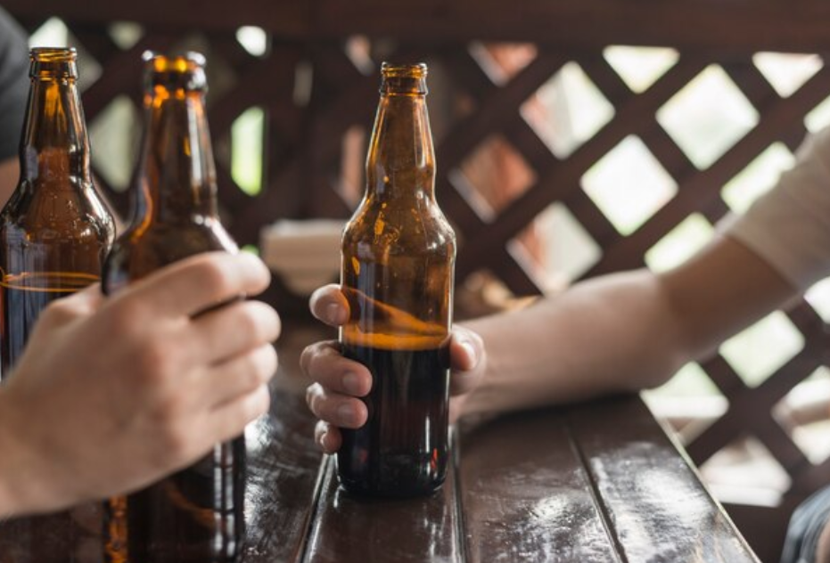 Festa descontrolada: Mulher de 34 anos é presa por dar bebidas alcoólicas a adolescentes em Chapadão do Sul