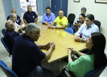 “O trabalhador depende do funcionamento dos serviços públicos”, afirma Rose Modesto em encontro com comerciários