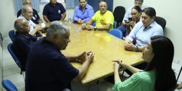 “O trabalhador depende do funcionamento dos serviços públicos”, afirma Rose Modesto em encontro com comerciários