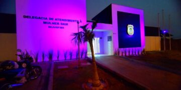 Homem de 65 anos 3tupr4a filha de 15 e ameaça incendiar a casa com ela dentro