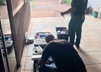 Polícia encontra seringas em meio a fezes de animais em casa de biomédica investigada