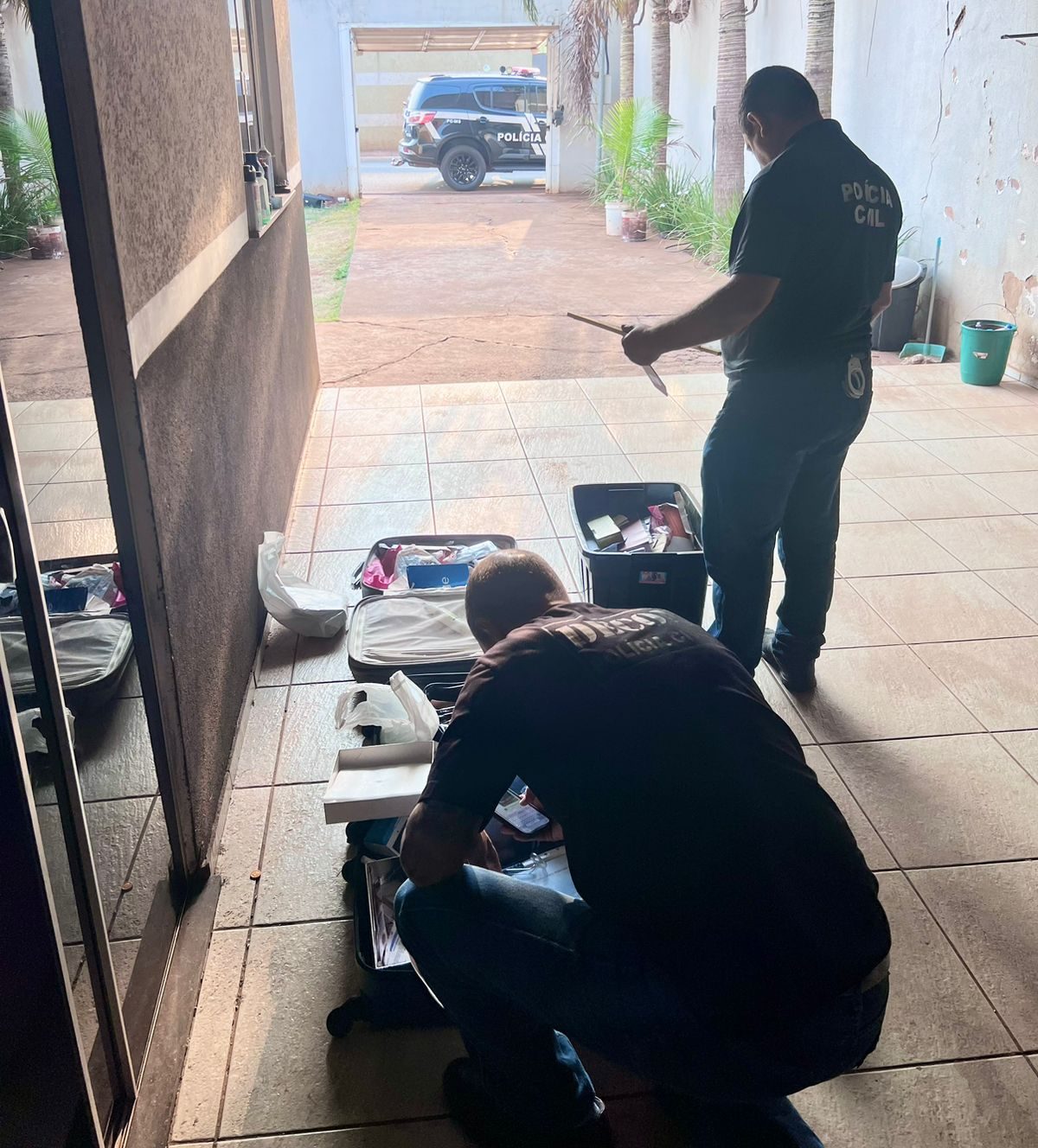 Polícia encontra seringas em meio a fezes de animais em casa de biomédica investigada