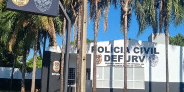 Suspeito com mandado de prisão em aberto tenta agredir policial e é preso em seguida