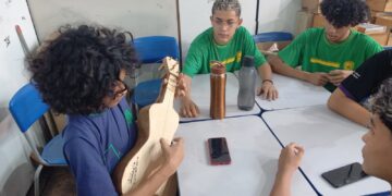 Oficina de educação patrimonial apresenta a viola de cocho a estudantes