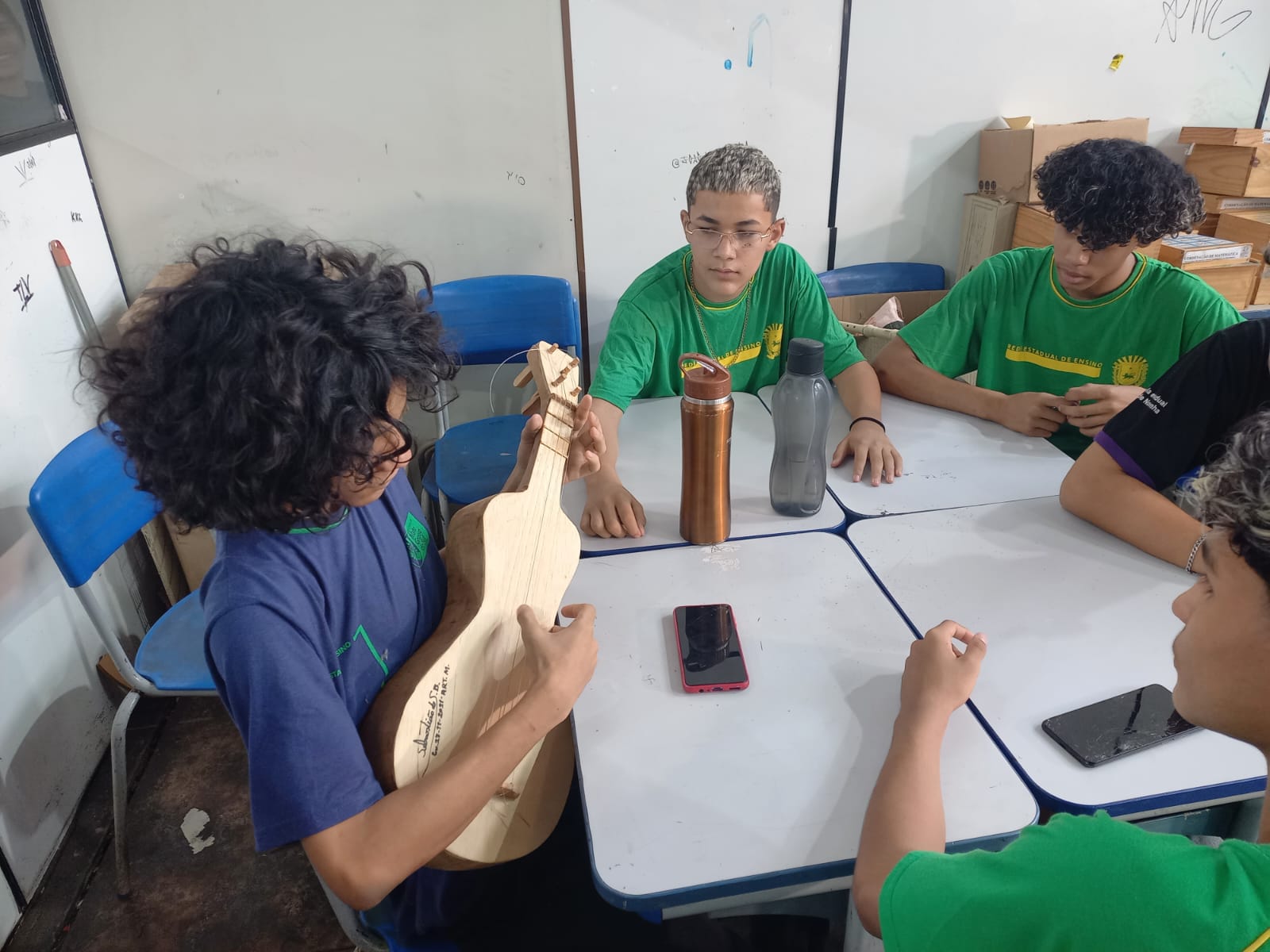 Oficina de educação patrimonial apresenta a viola de cocho a estudantes