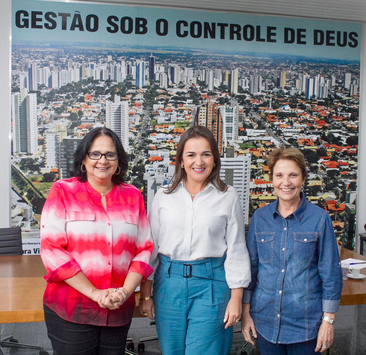 Na reta final da campanha Adriane ganha reforço de Damares e movimento cristão da direita