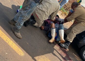 Trabalhador sofre fratura exposta ao colidir moto com caminhão