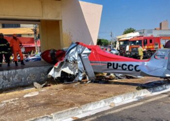 Avião de pequeno porte cai em parada de ônibus e deixa duas pessoas gravemente feridas