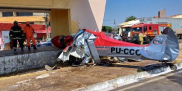 Avião de pequeno porte cai em parada de ônibus e deixa duas pessoas gravemente feridas